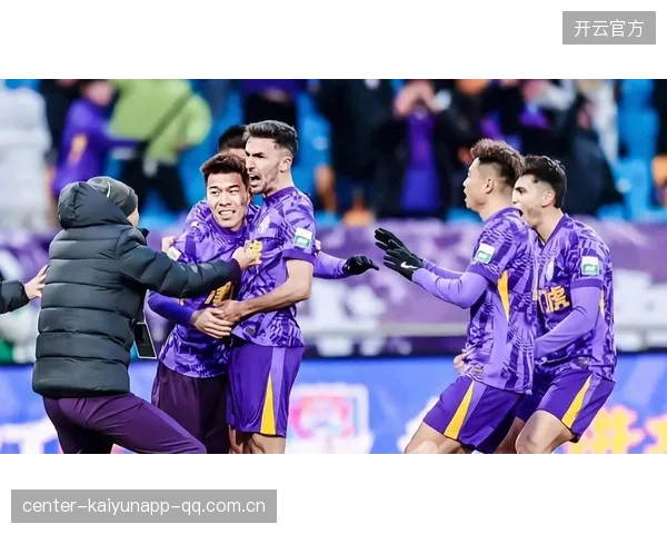 青岛海牛防守覆盖极快，关键时刻成功补位——速度与默契铸就的防线之魂